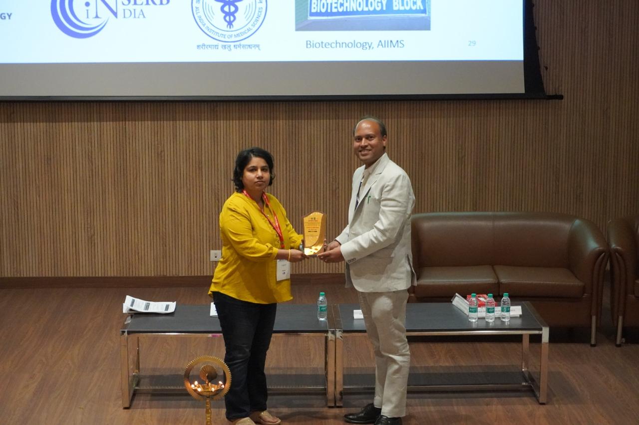 Dr. Niyati Jain receiving a memento at the Asia-Pacific Forum on RNA Therapeutics and Vaccines